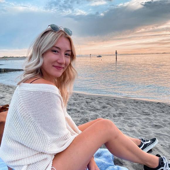 Meet your Posher, Evelyn - Picture 1 of 1